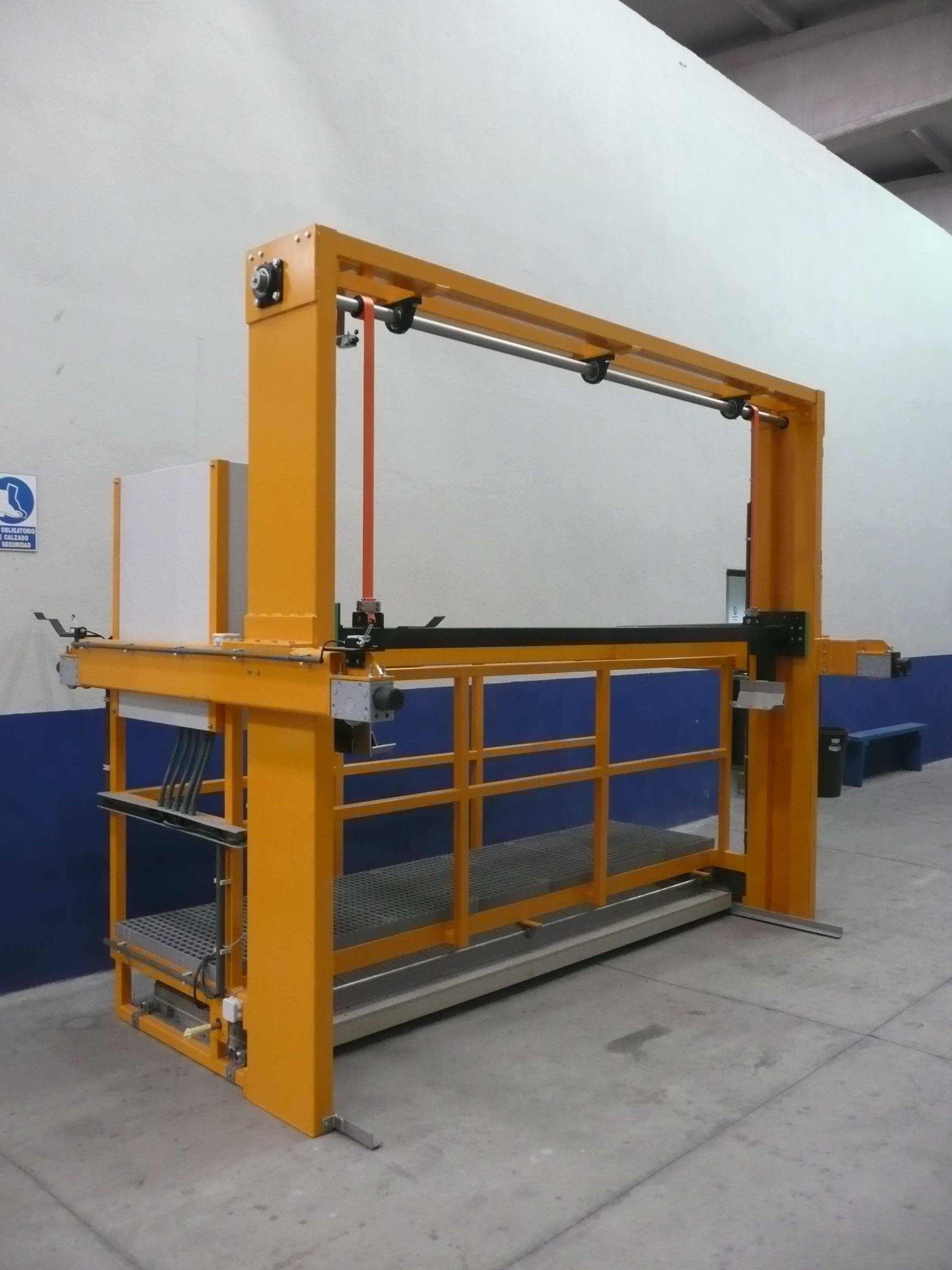 Carro manipulador automático para el transporte de bastidores entre cubas