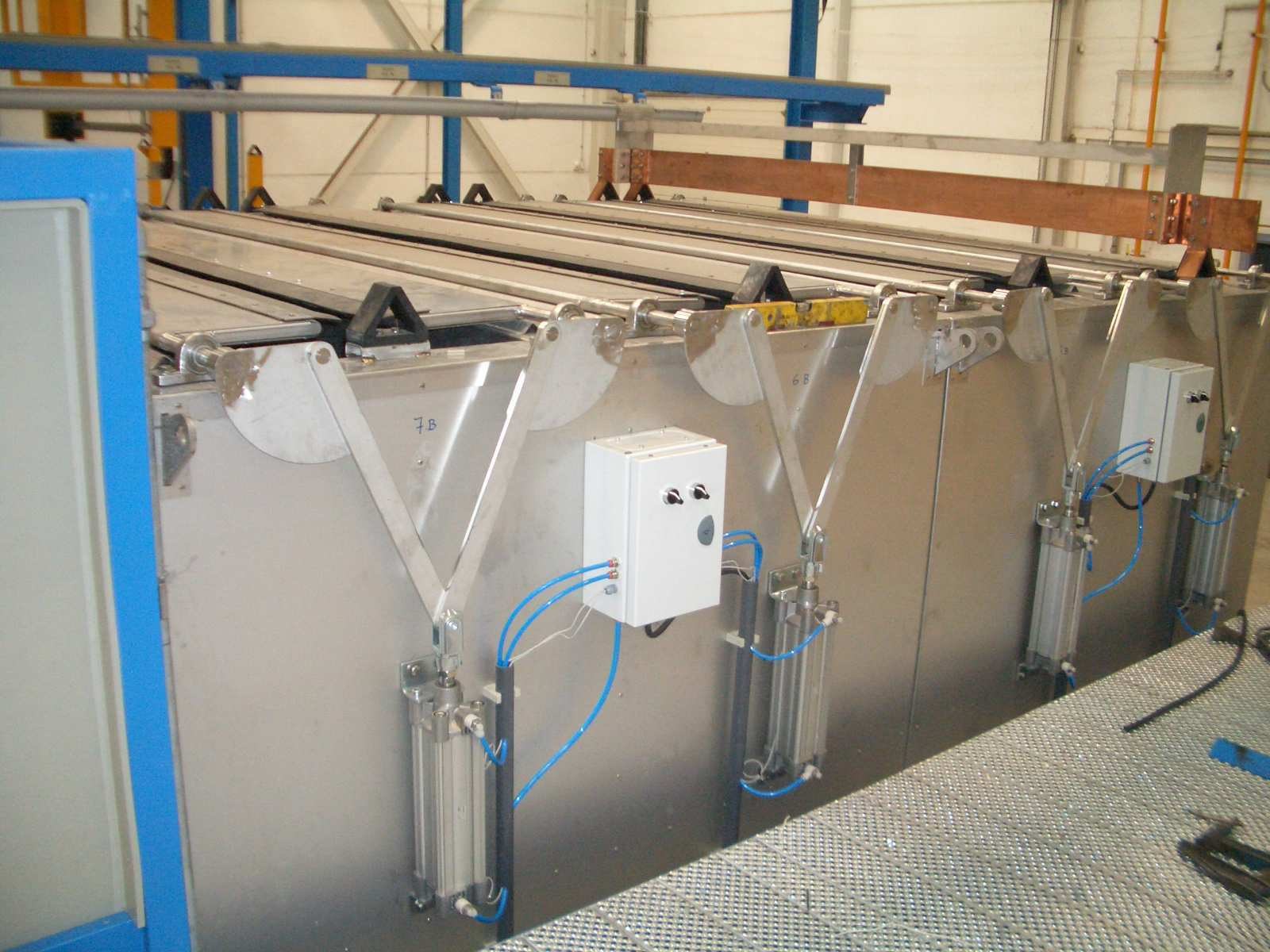 Cubas de proceso con capotas y conductos de aspiración en PVC instalados por Goini