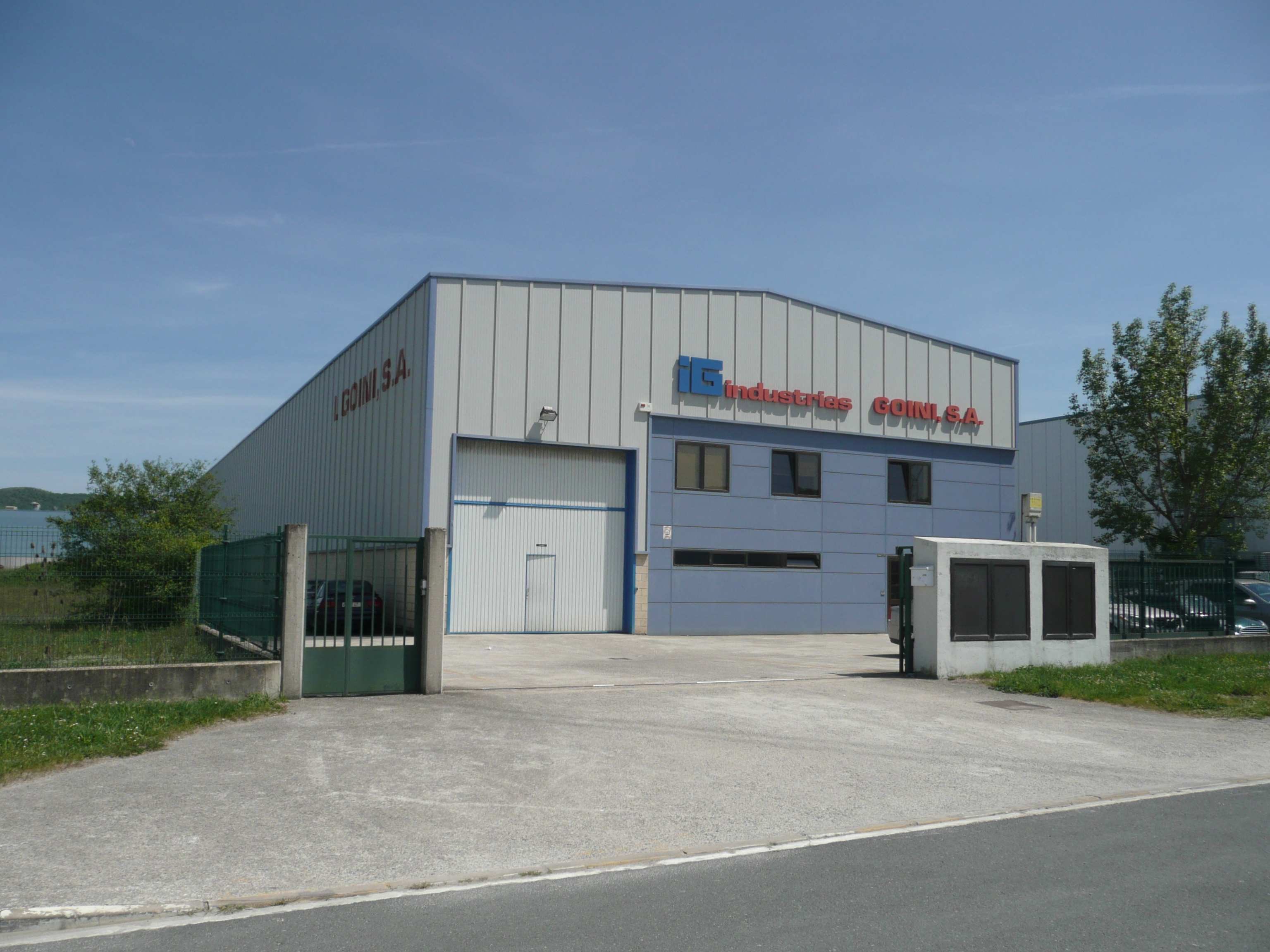 Fachada de la planta de Industrias Goini en el polígono Goiain, Legutio