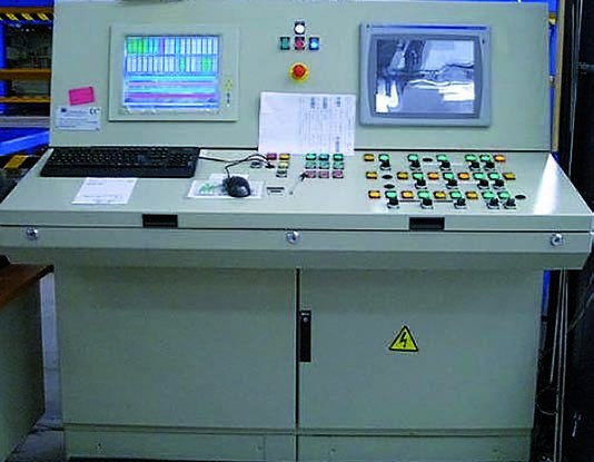 Consola de control con pantallas para línea de tratamiento de superficies