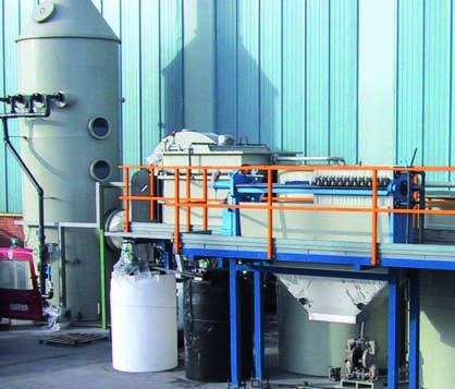 Scrubber vertical junto a línea de proceso