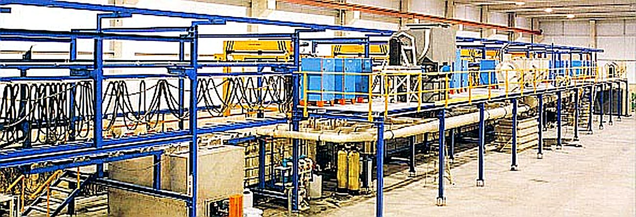 Panorámica de línea de tratamiento azul en nave de cliente