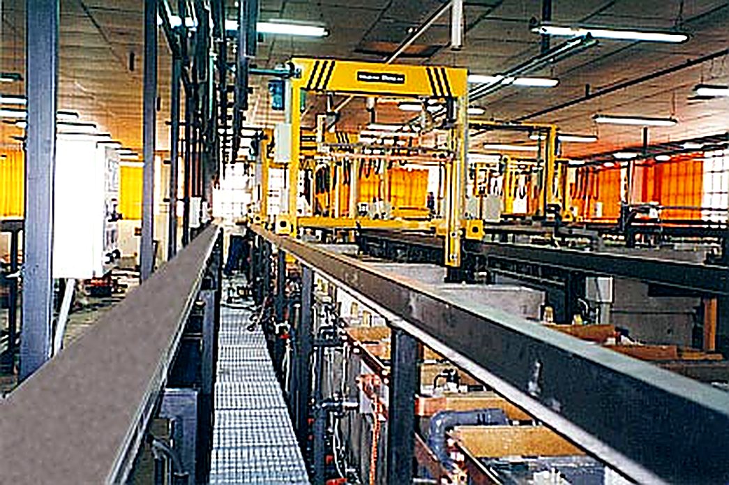 Pasillo de línea automática con carro elevado, foto de archivo
