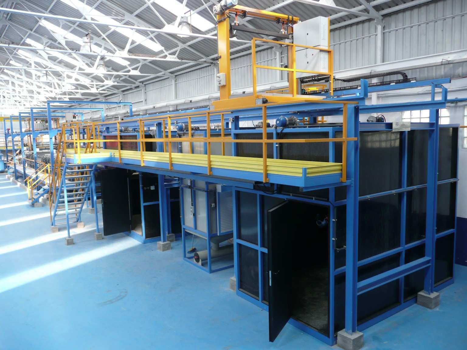 Nave industrial con línea de tratamiento en montaje