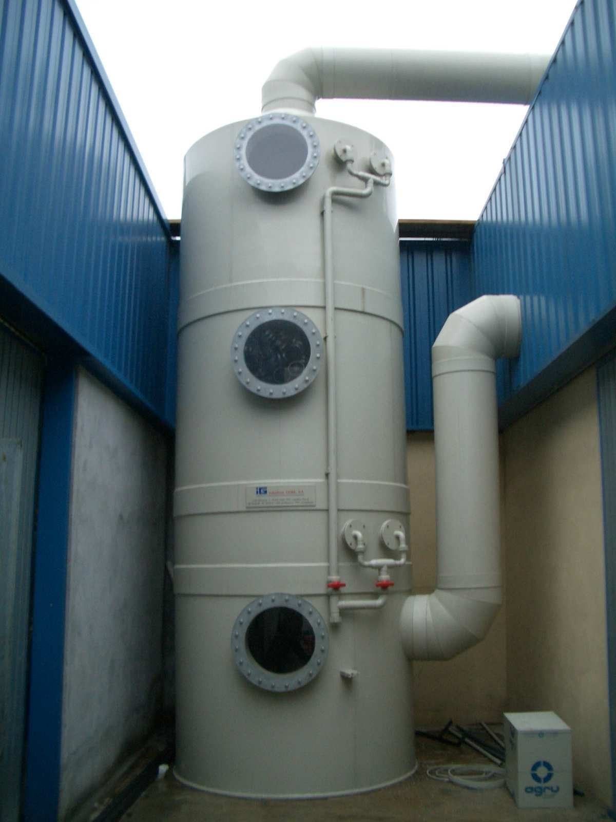 Scrubber vertical de lavado de gases fabricado por Industrias Goini, con placa iG